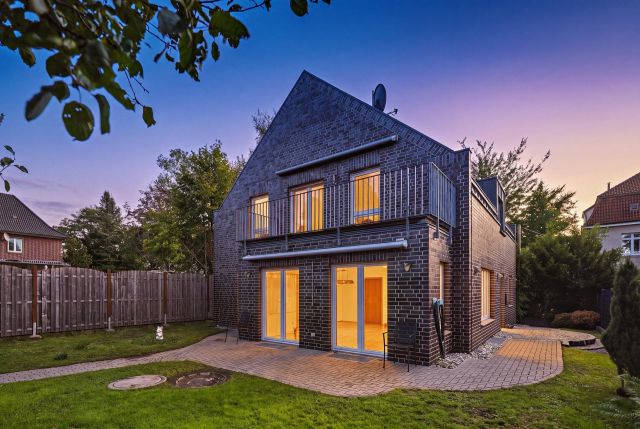 Gartenansicht am Abend – Zweifamilienhaus in Beckum
