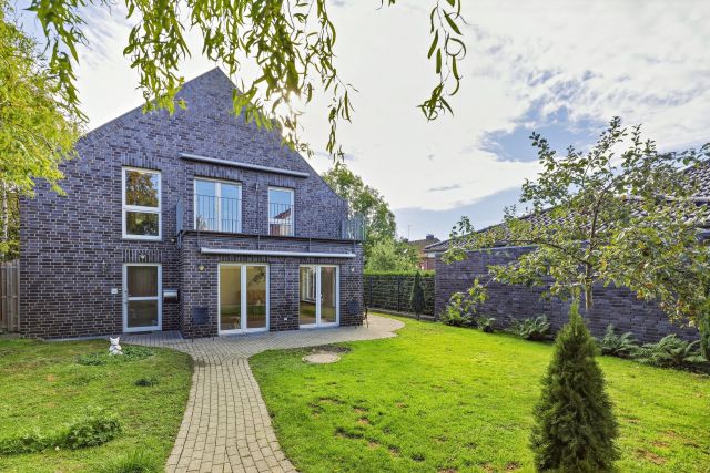 Rückansicht mit Garten – Zweifamilienhaus in Beckum