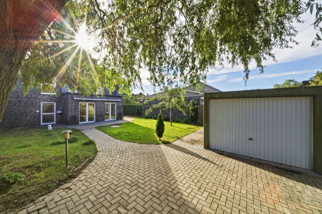 Zufahrt mit Doppelgarage – Zweifamilienhaus in Beckum