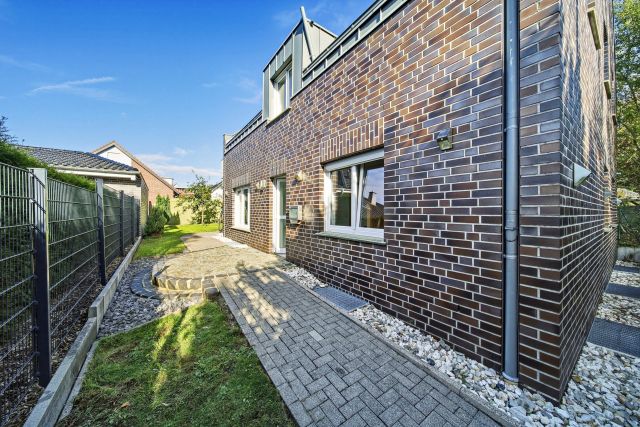 Seitenansicht mit Klinkerfassade – Zweifamilienhaus in Beckum