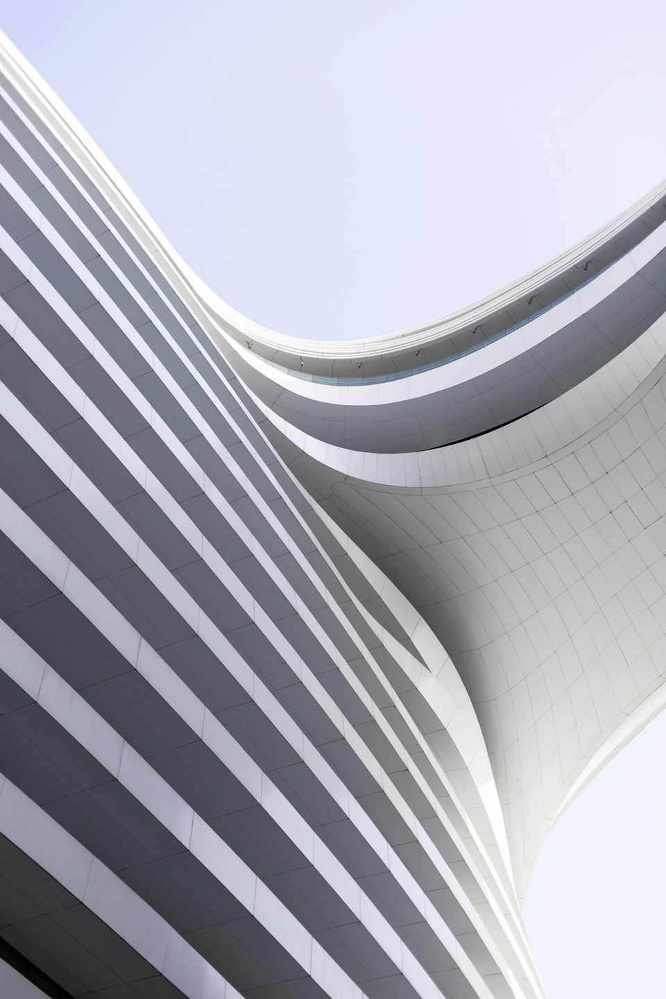 Moderne geschwungene Architektur vor Himmel
