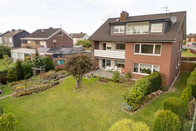 Luftaufnahme eines Mehrfamilienhauses mit Garten in Beckum